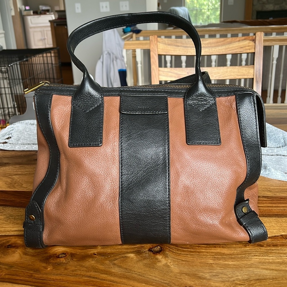 Fossil shoulder bag. Gently used. No rips or tears.